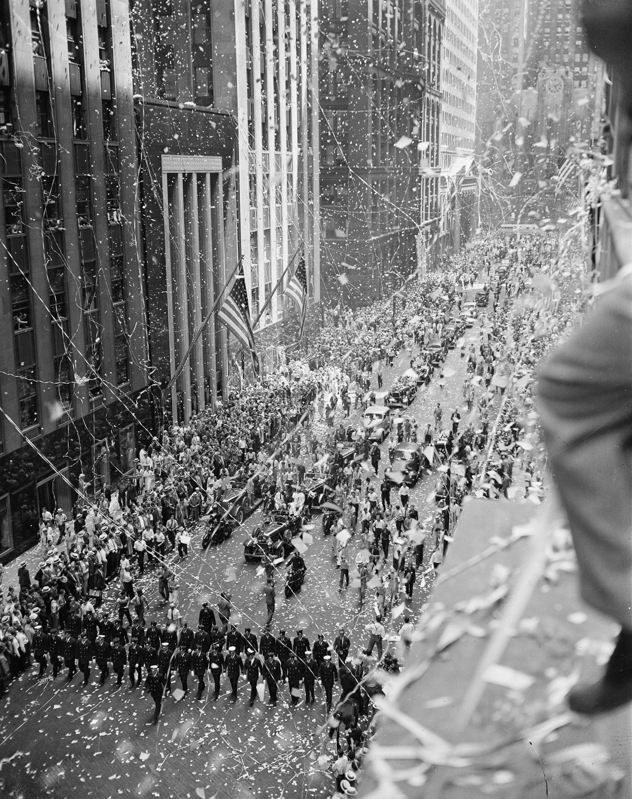 1938: Howard Hughes